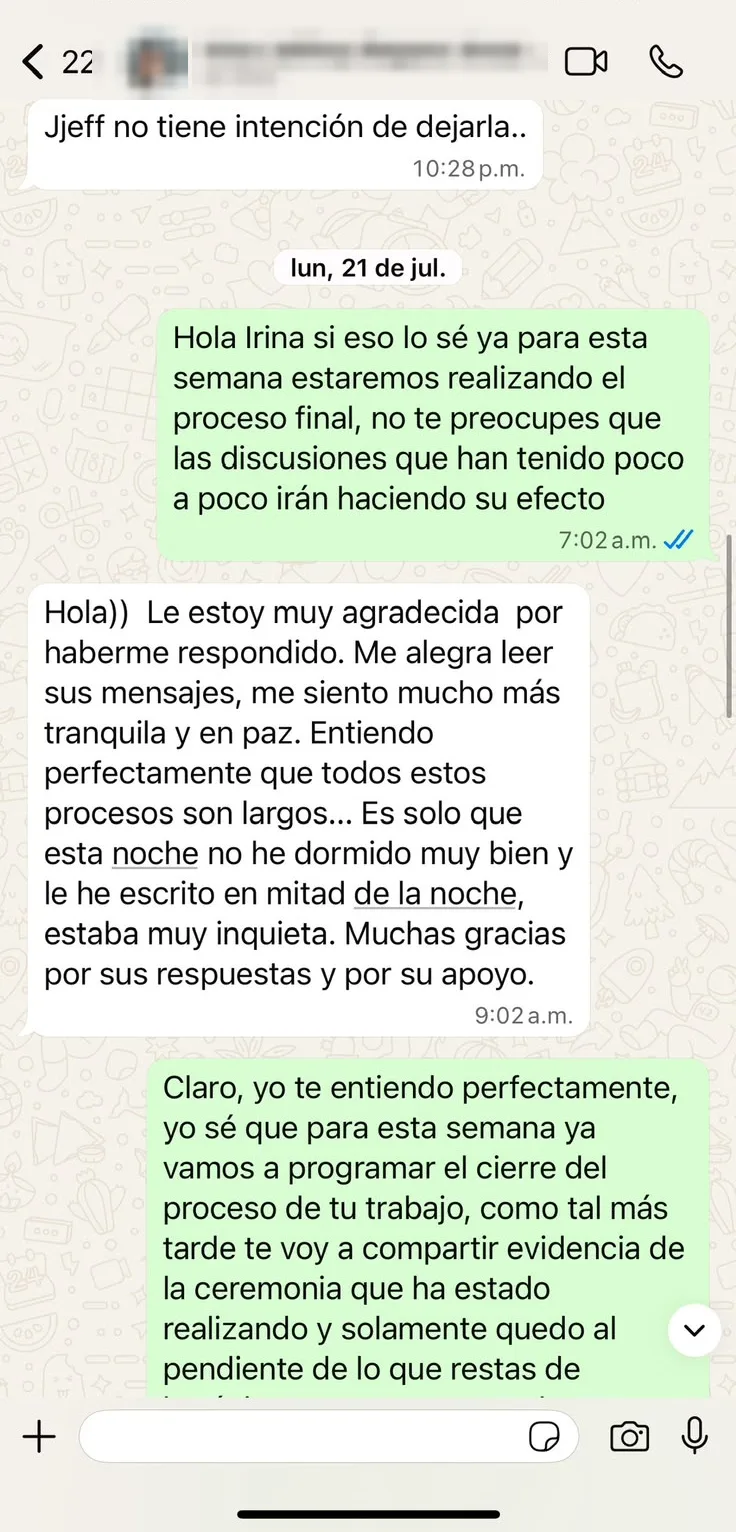 Captura real de una conversación de WhatsApp con una clienta sobre su proceso, nombre y foto de perfil difuminados por privacidad